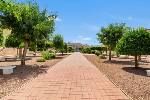 Coastal Tranquility: Top Floor Bungalow in Aguas Nuevas, Torrevieja.