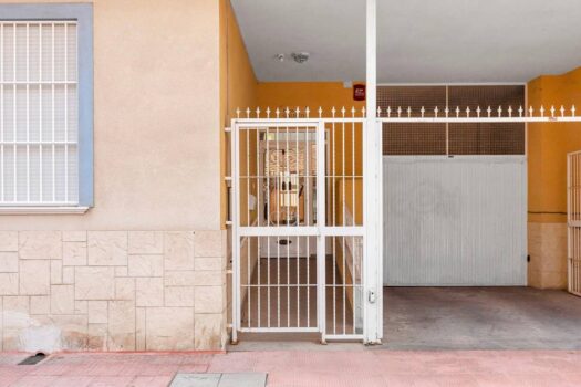 Fantastic penthouse, with a 25 m2 terrace, garage, storage room and pool!