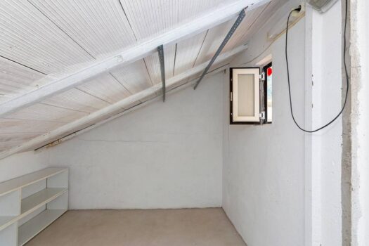 TOWNHOUSE OPPORTUNITY IN LOS ALTOS