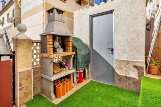 Bungalow with pool and gardens in a gated community, ideal for investors