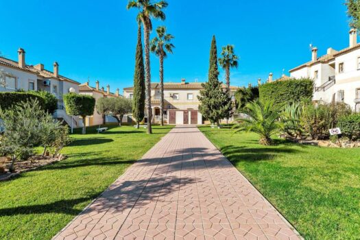 Bungalow with pool and gardens in a gated community, ideal for investors