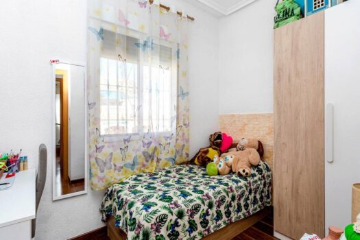 Bungalow with pool and gardens in a gated community, ideal for investors