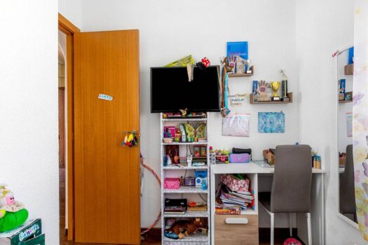 Bungalow with pool and gardens in a gated community, ideal for investors