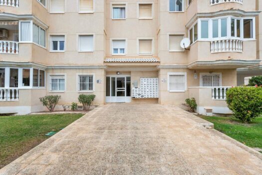 Opportunity for 3 bedrooms with pool and green areas