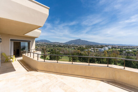 3 Bed Penthouse Apartment for sale in Atalaya, Costa del Sol