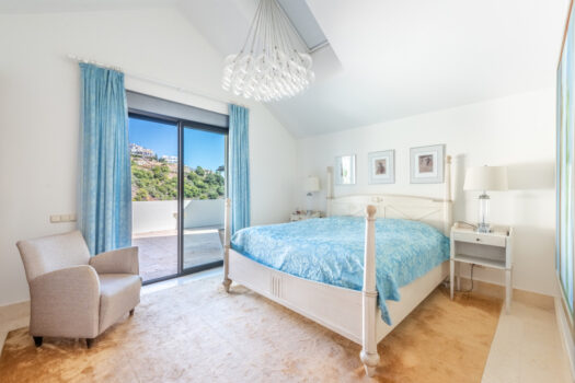 3 Bed Penthouse Apartment for sale in Altos de los Monteros, Costa del Sol