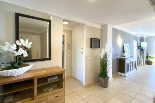 2 Bed Middle Floor Apartment for sale in Los Flamingos, Costa del Sol