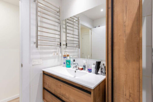 2 Bed Middle Floor Apartment for sale in Nueva Andalucia, Costa del Sol