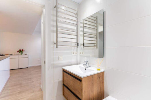 2 Bed Middle Floor Apartment for sale in Nueva Andalucia, Costa del Sol