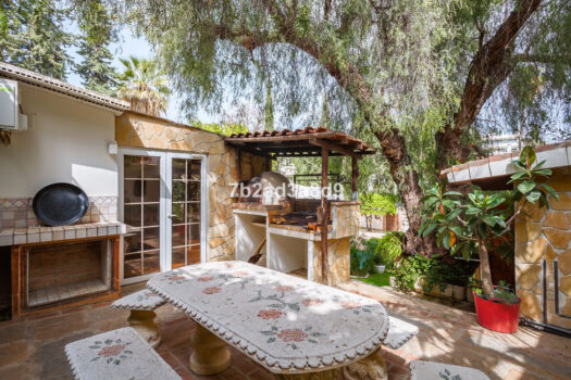 4 Bed Detached Villa for sale in Nueva Andalucia, Costa del Sol