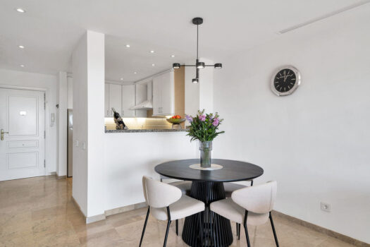 2 Bed Middle Floor Apartment for sale in Elviria, Costa del Sol