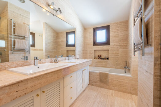 5 Bed Detached Villa for sale in Estepona, Costa del Sol