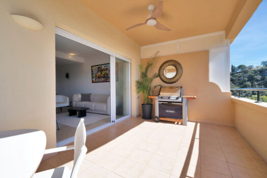 2 Bed Middle Floor Apartment for sale in Elviria, Costa del Sol
