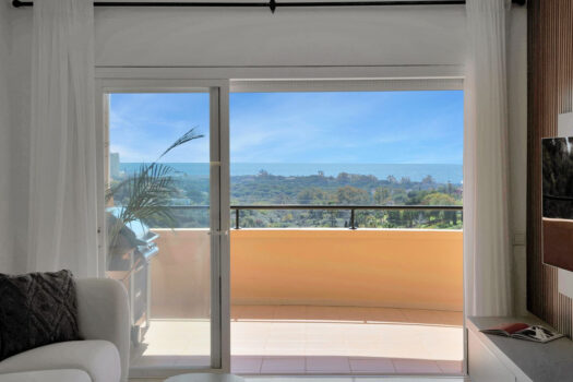 2 Bed Middle Floor Apartment for sale in Elviria, Costa del Sol