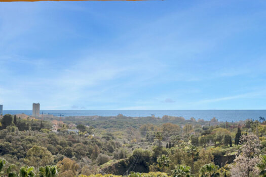 2 Bed Middle Floor Apartment for sale in Elviria, Costa del Sol