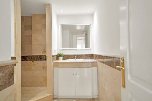 2 Bed Middle Floor Apartment for sale in Elviria, Costa del Sol