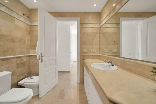 2 Bed Middle Floor Apartment for sale in Elviria, Costa del Sol