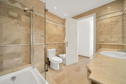 2 Bed Middle Floor Apartment for sale in Elviria, Costa del Sol