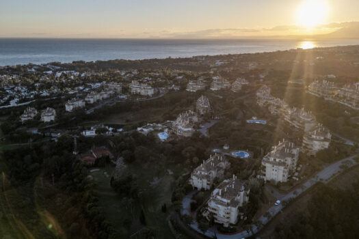 2 Bed Middle Floor Apartment for sale in Elviria, Costa del Sol