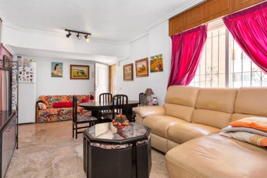Discover this charming apartment in the sought-after area of Punta Prima!