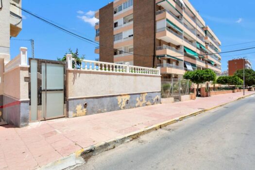 Discover this charming apartment in the sought-after area of Punta Prima!