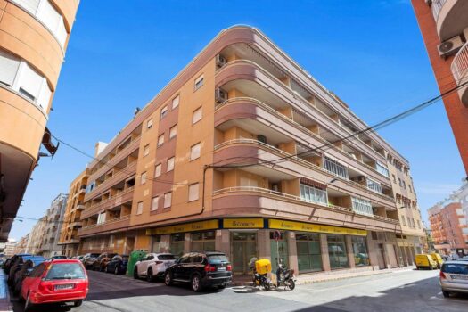 Huge semi-renovated apartment a stone’s throw from two beaches and surrounded by all kinds of servic