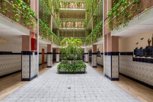 Huge semi-renovated apartment a stone’s throw from two beaches and surrounded by all kinds of servic