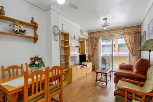 Huge semi-renovated apartment a stone’s throw from two beaches and surrounded by all kinds of servic