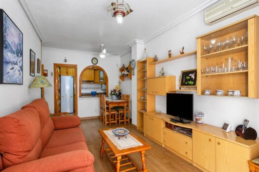 Huge semi-renovated apartment a stone’s throw from two beaches and surrounded by all kinds of servic