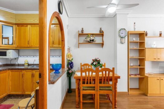 Huge semi-renovated apartment a stone’s throw from two beaches and surrounded by all kinds of servic