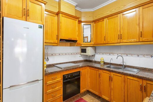 Huge semi-renovated apartment a stone’s throw from two beaches and surrounded by all kinds of servic