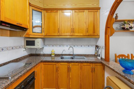 Huge semi-renovated apartment a stone’s throw from two beaches and surrounded by all kinds of servic