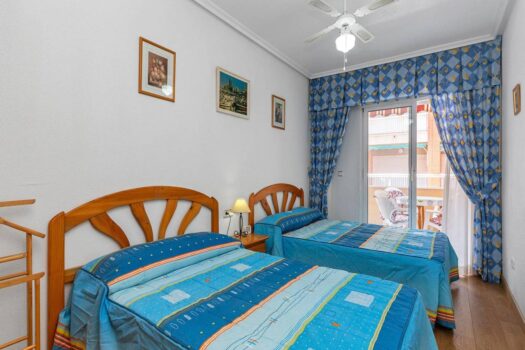 Huge semi-renovated apartment a stone’s throw from two beaches and surrounded by all kinds of servic