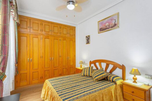 Huge semi-renovated apartment a stone’s throw from two beaches and surrounded by all kinds of servic