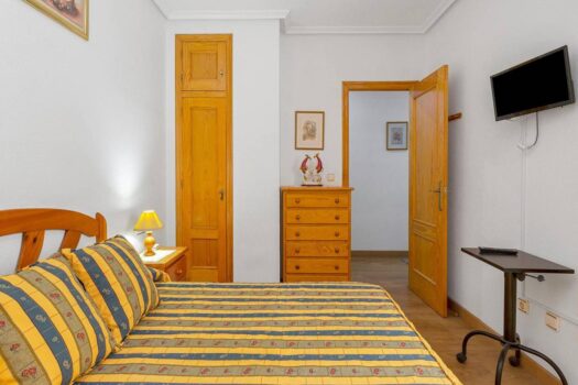 Huge semi-renovated apartment a stone’s throw from two beaches and surrounded by all kinds of servic