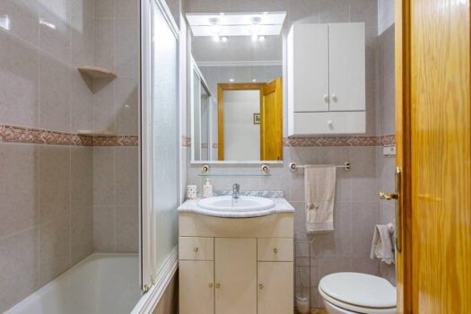 Huge semi-renovated apartment a stone’s throw from two beaches and surrounded by all kinds of servic