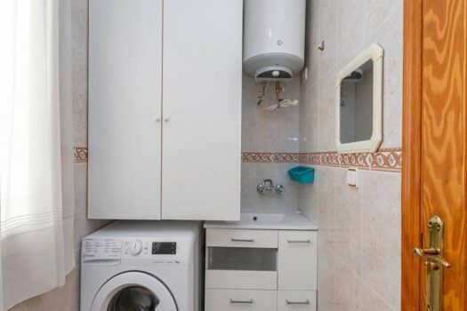 Huge semi-renovated apartment a stone’s throw from two beaches and surrounded by all kinds of servic