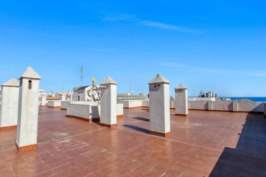 Huge semi-renovated apartment a stone’s throw from two beaches and surrounded by all kinds of servic