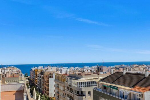 Huge semi-renovated apartment a stone’s throw from two beaches and surrounded by all kinds of servic