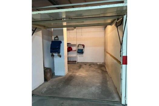 Huge semi-renovated apartment a stone’s throw from two beaches and surrounded by all kinds of servic