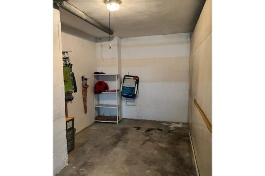 Huge semi-renovated apartment a stone’s throw from two beaches and surrounded by all kinds of servic