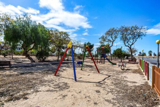 Příležitost za bezkonkurenční cenu! Váš jižní domov co by kamenem dohodil od dun a moře
