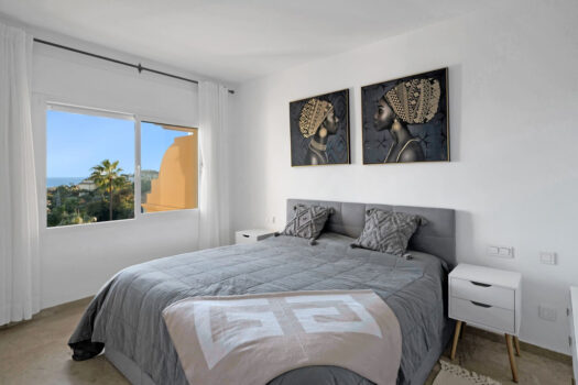 2 Bed Middle Floor Apartment for sale in Elviria, Costa del Sol