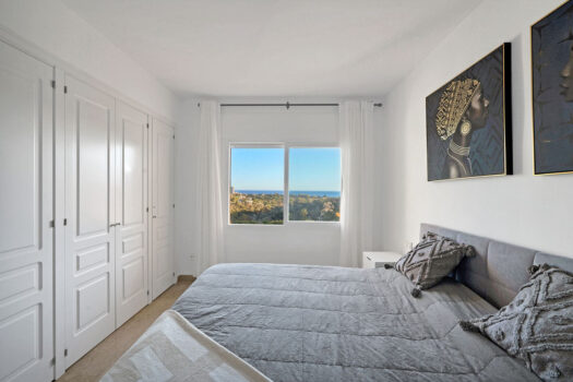 2 Bed Middle Floor Apartment for sale in Elviria, Costa del Sol