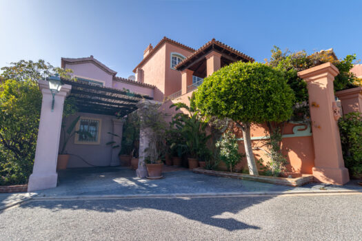 3 Bed Terraced Townhouse for sale in Benahavis, Costa del Sol