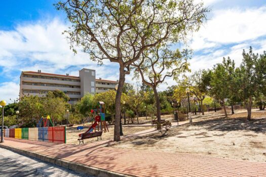 Opportunity at an unbeatable price! Your South home a stone’s throw from the dunes and the sea