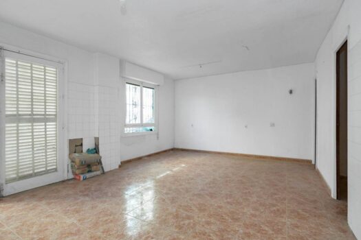 Ground floor apartment 10 meters from Playa de los Náufragos with garage. To completely reform!!