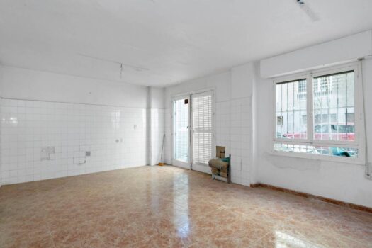 Ground floor apartment 10 meters from Playa de los Náufragos with garage. To completely reform!!