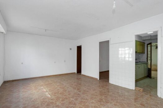 Ground floor apartment 10 meters from Playa de los Náufragos with garage. To completely reform!!