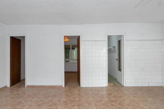 Ground floor apartment 10 meters from Playa de los Náufragos with garage. To completely reform!!